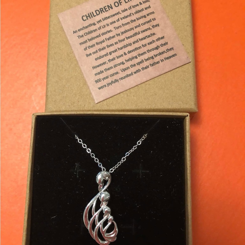 NWOT Elegant Silver Children of Lir Necklace, one of Ireland’s beloved stories